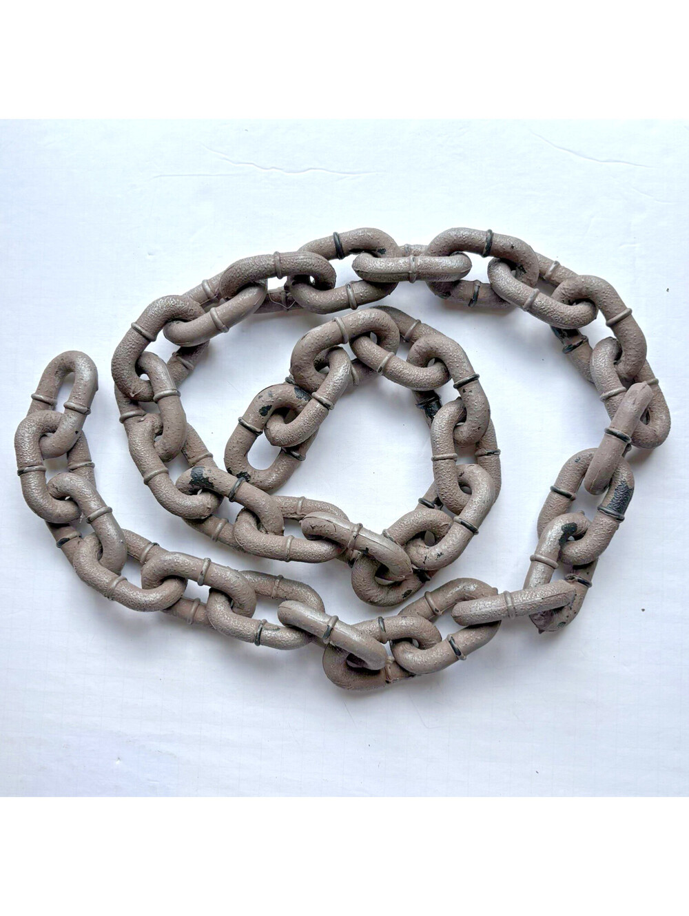 5 foot Weathered Plastic Chain, Halloween Décor Grey/Brown, Halloween Prop Chain
